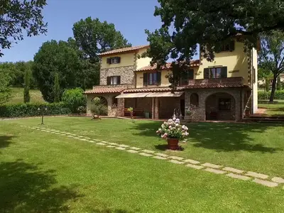 Die Hauptfassade  und der Süden Garten