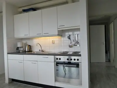 Küchenzeile mit Backofen und Herd.