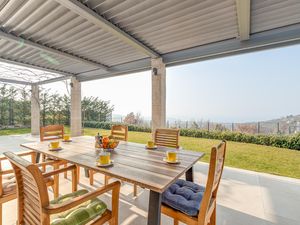 Überdachte Terrasse mit Panoramablick auf das Meer