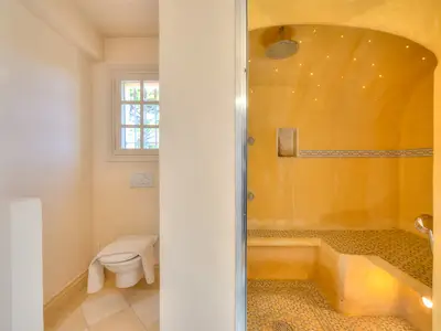 Badezimmer mit Dusche