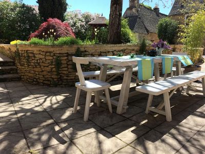 Terrasse. Schattiger Essbereich im Garten