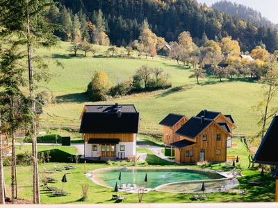 Narzissendorf Zloam mit Naturbadeteich