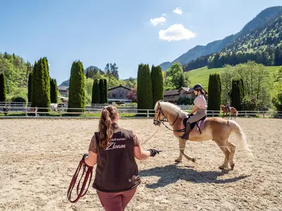 Reiten im Narzissendorf Zloam