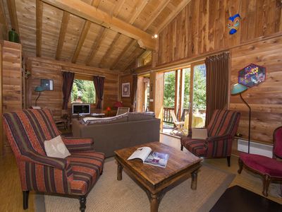 Wohnzimmer mit Zugang zu einem Südbalkon