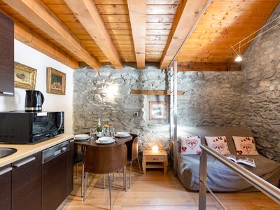 Küche und Wohnzimmer mit rustikalen, modernen Steinwänden