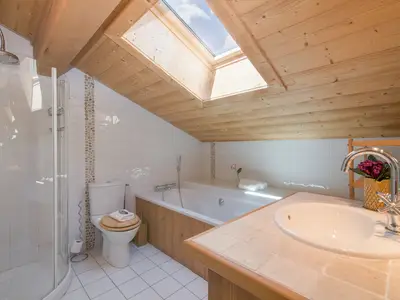 Eigenes Badezimmer mit Badewanne und Dusche