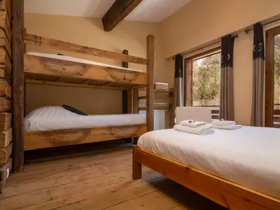 Schlafzimmer 1 mit einem Doppelbett und einem Etagenbett