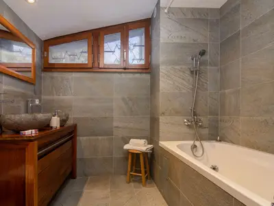Badezimmer mit Badewanne und Kopfbrause