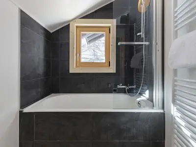 Badezimmer mit Badewanne