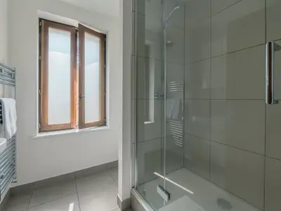 Badezimmer mit Dusche