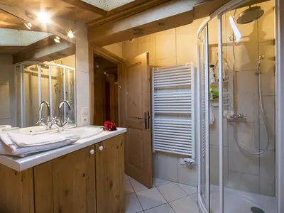 Badezimmer 2 mit Dusche und Badewanne