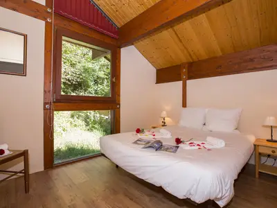 Schlafzimmer 1 mit großem Fenster und Doppelbett