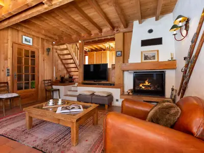 Geräumiges Wohnzimmer mit Kamin