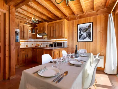 Esstisch und offene Küche