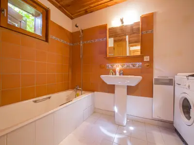 Zweites Bad mit Wanne/Dusche und Waschmaschine