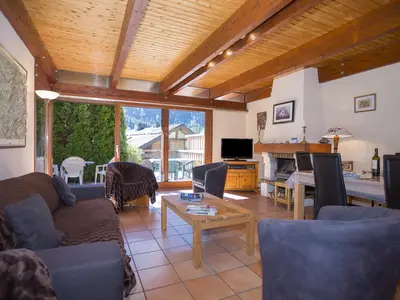 Geräumiges, offenes Wohnzimmer mit HDTV