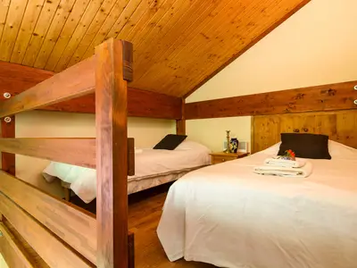 Schlafzimmer im Mezzanin: 2 Einzelbetten