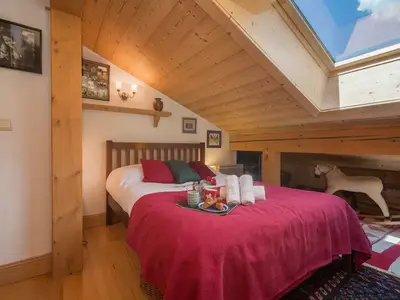 Schlafzimmer 2 mit einem Doppelbett und Dachfenster