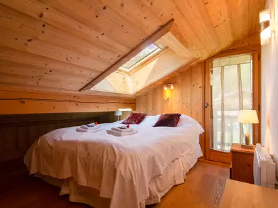 Schlafzimmer 2 mit einem Doppelbett und Zugang zu einem Balkon