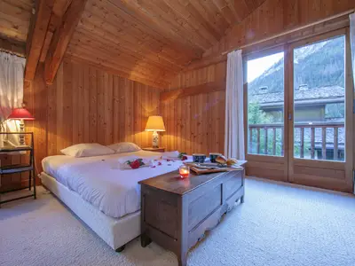 Hauptschlafzimmer mit Doppelbett und Balkon