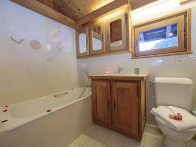 Badezimmer mit Badewanne und Toilette