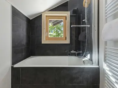 Badezimmer mit Badewanne