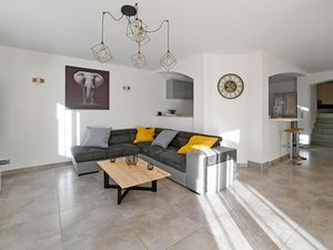 24001492-Ferienhaus-8-Arles-300x225-3