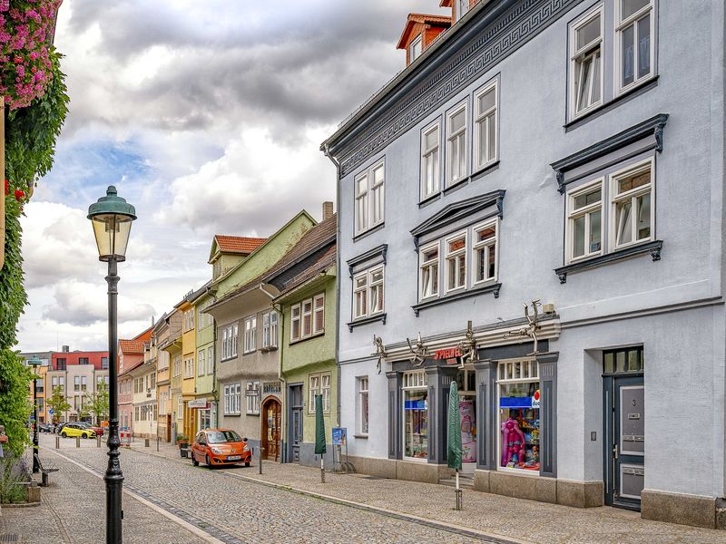 Hausansicht mit Straßenblick