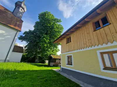 Ansicht aus Osten mit Blick auf die Kirche