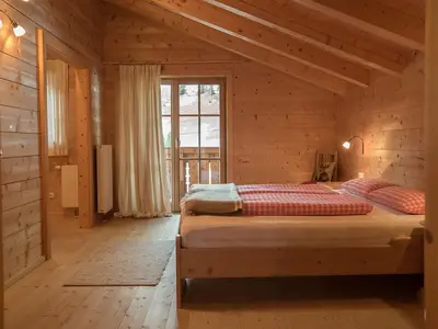 Schlafzimmer mit Bad und Balkon