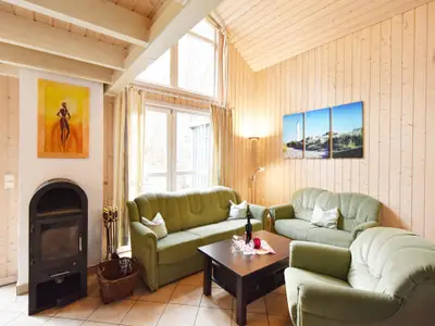 Wohnbereich. Großzügige Sitzlandschaft mit Kamin