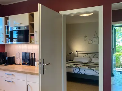 Blick durch die Küche ins Schlafzimmer