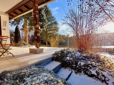 Winteraussicht auf Terrasse und Garten