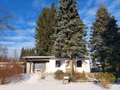 Haus mit Garten im Winter