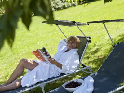 Liegewiese(3000qm) mit schattenspenden Obstbäumen