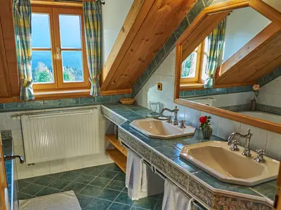 Badezimmer mit 2 Waschbecken