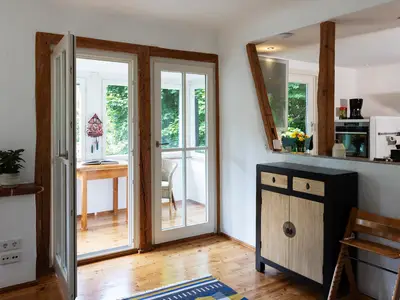 Blick vom Esszimmer in Küche und Loggia