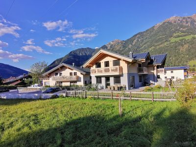 Hausansicht mit Bergblick