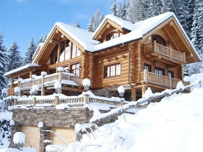 Das Chalet liegt hoch in den österreichischen Alpen in einem Waldgebiet neben der Liftstation.