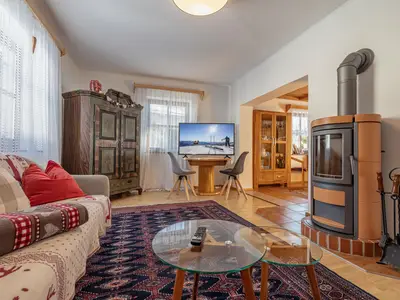 Gemütliches Wohnzimmer mit Ofen