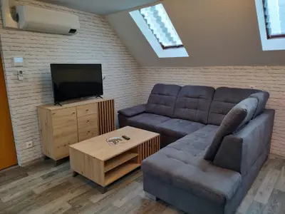 Sitzbereich mit Smart-TV und Klimaanlage