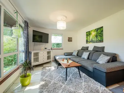 Helles Wohnzimmer mit großer Sofaecke