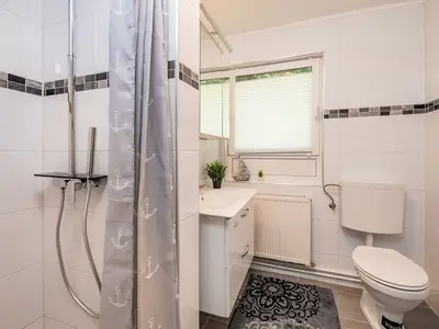 Badezimmer mit Dusche und WC