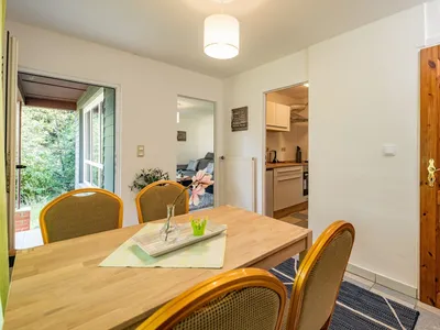 Essbereich mit Tisch mit Blick ins Wohnzimmer und die Küche