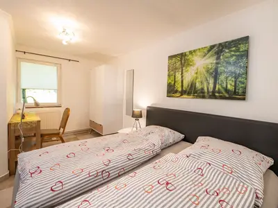 Schlafzimmer mit bequemen Boxspringbetten