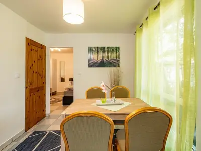 Seperates Esszimmer neben der Küche