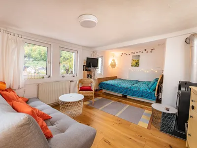 Kombiniertes Wohnschlafzimmer mit Kamin