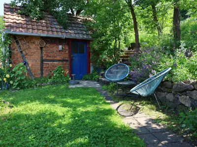 Blick in den Garten mit gemütlichem Lounge-Bereich