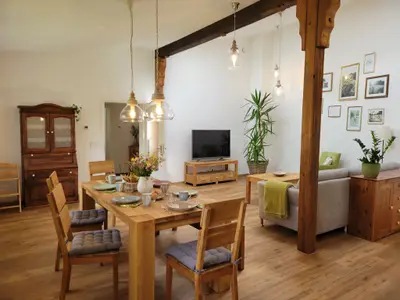 Esstisch im Wohnzimmer