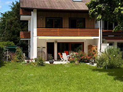 Aussenansicht mit Terrasse und Garten
